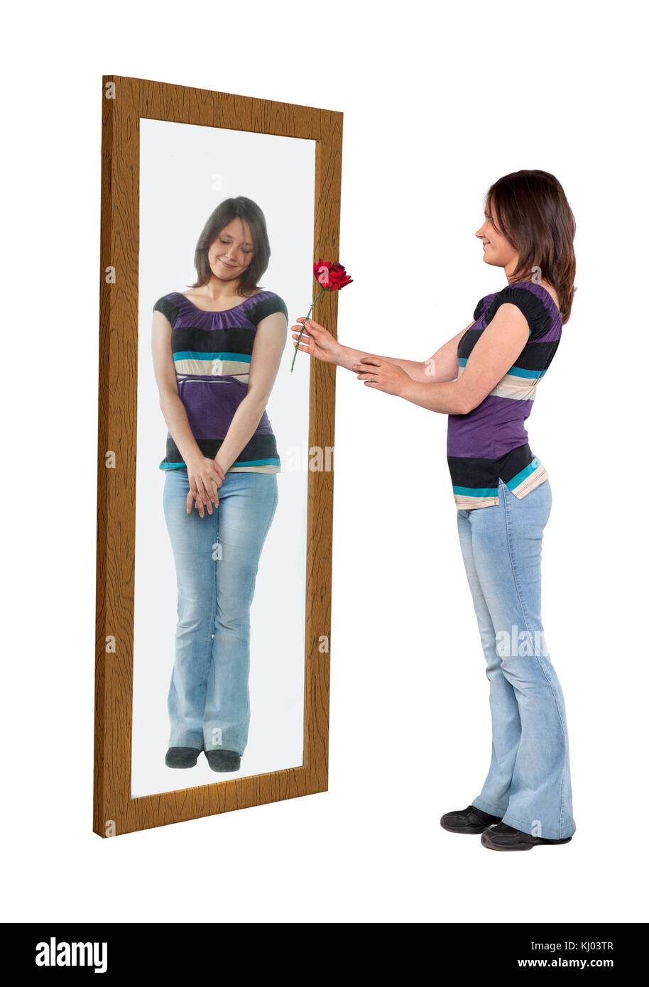 Giovane donna che dà un fiore per la sua riflessione in uno specchio Foto Stock
