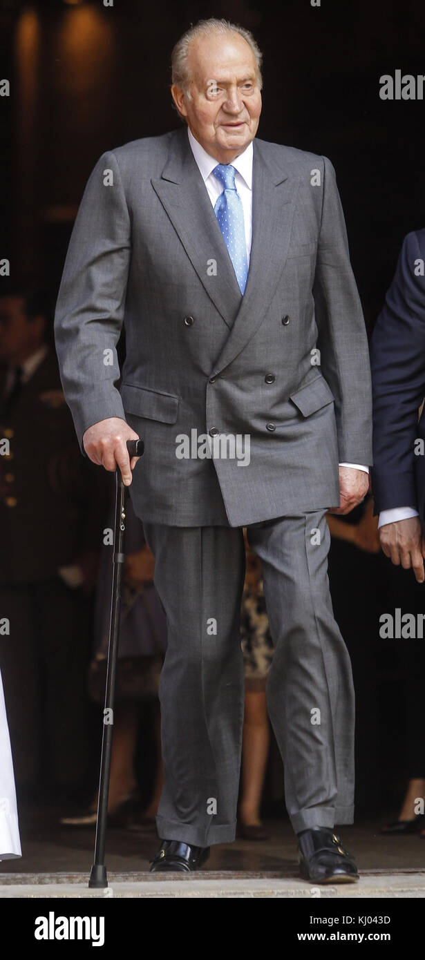 PALMA DI MAIORCA, SPAGNA - 20 APRILE: Reali di Spagna - Principessa Letizia di Spagna, Principe Felipe di Spagna, Regina Sofia di Spagna, Principessa Sofia di Spagna, Principessa Leonor di Spagna, il re Juan Carlos di Spagna e la principessa Elena di Spagna partecipano alla messa di Pasqua nella cattedrale di Palma di Maiorca il 20 aprile 2014 a Palma di Maiorca, Spagna. Gente: Re Juan Carlos di Spagna Foto Stock