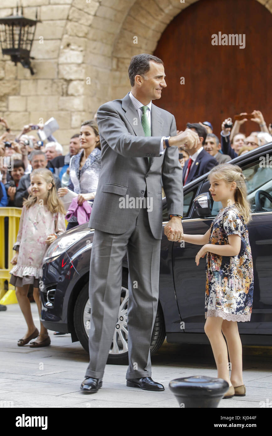 PALMA DI MAIORCA, SPAGNA - 20 APRILE: Reali di Spagna - Principessa Letizia di Spagna, Principe Felipe di Spagna, Regina Sofia di Spagna, Principessa Sofia di Spagna, Principessa Leonor di Spagna, Re Juan Carlos di Spagna e Principessa Elena di Spagna partecipano alla messa di Pasqua nella Cattedrale di Palma di Maiorca il 20 aprile 2014 a Palma di Maiorca, Spagna. Persone: Principe Filippo di Spagna Principessa Sofia Foto Stock