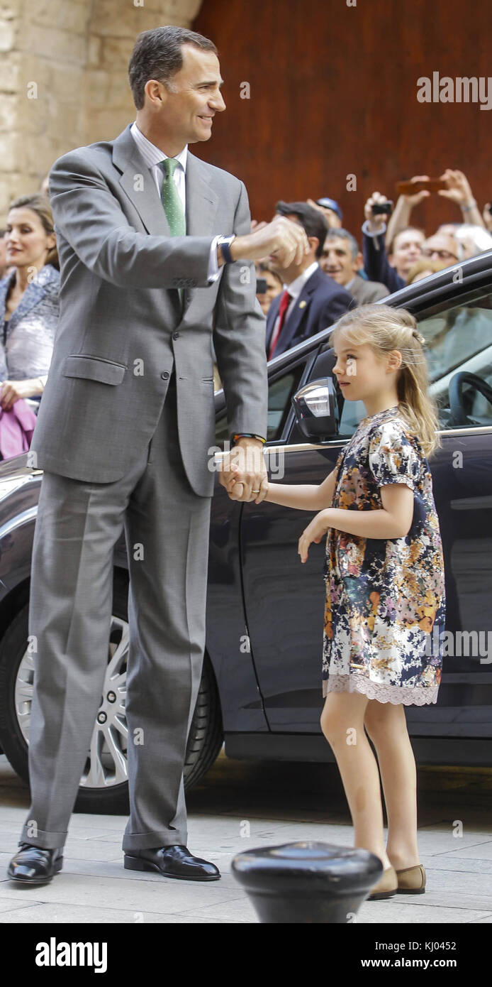 PALMA DI MAIORCA, SPAGNA - 20 APRILE: Reali di Spagna - Principessa Letizia di Spagna, Principe Felipe di Spagna, Regina Sofia di Spagna, Principessa Sofia di Spagna, Principessa Leonor di Spagna, Re Juan Carlos di Spagna e Principessa Elena di Spagna partecipano alla messa di Pasqua nella Cattedrale di Palma di Maiorca il 20 aprile 2014 a Palma di Maiorca, Spagna. Persone: Principe Filippo di Spagna Principessa Sofia Foto Stock