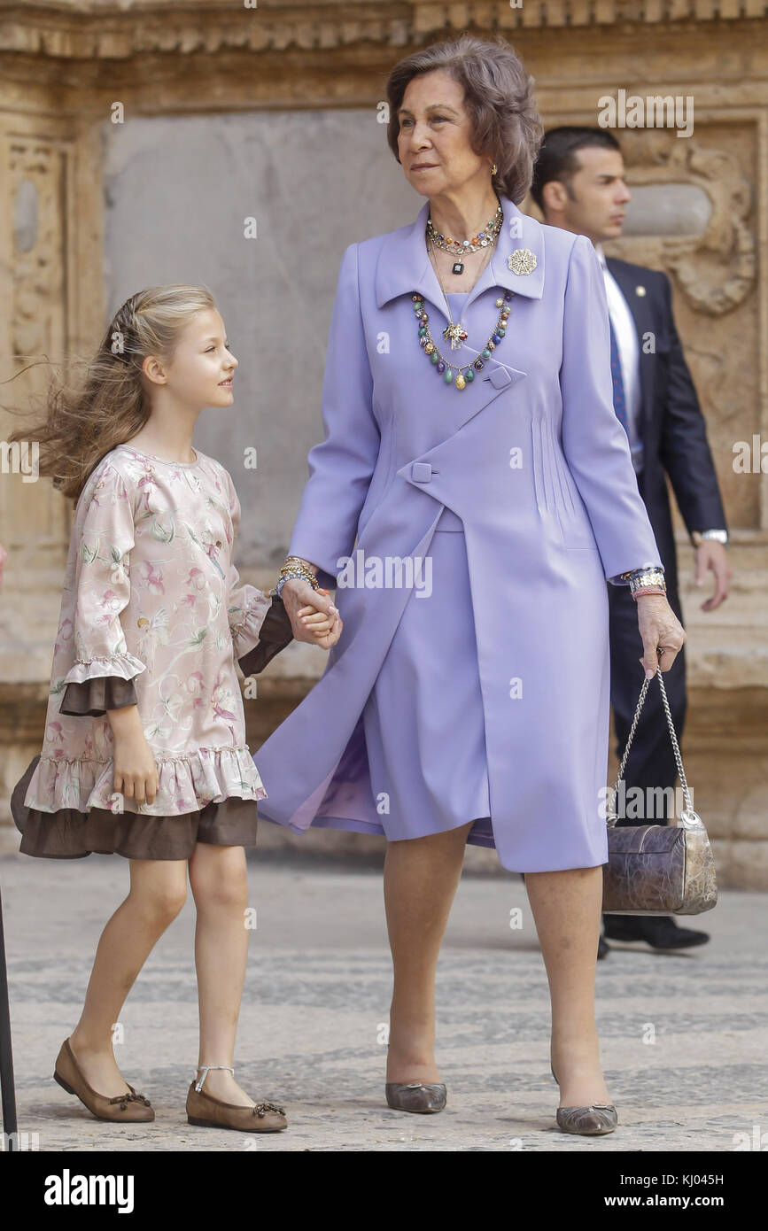 PALMA DI MAIORCA, SPAGNA - 20 APRILE: Reali di Spagna - Principessa Letizia di Spagna, Principe Felipe di Spagna, Regina Sofia di Spagna, Principessa Sofia di Spagna, Principessa Leonor di Spagna, Re Juan Carlos di Spagna e Principessa Elena di Spagna partecipano alla messa di Pasqua nella Cattedrale di Palma di Maiorca il 20 aprile 2014 a Palma di Maiorca, Spagna. Persone: Principessa Leonor di Spagna Regina Sofia di Spagna Foto Stock