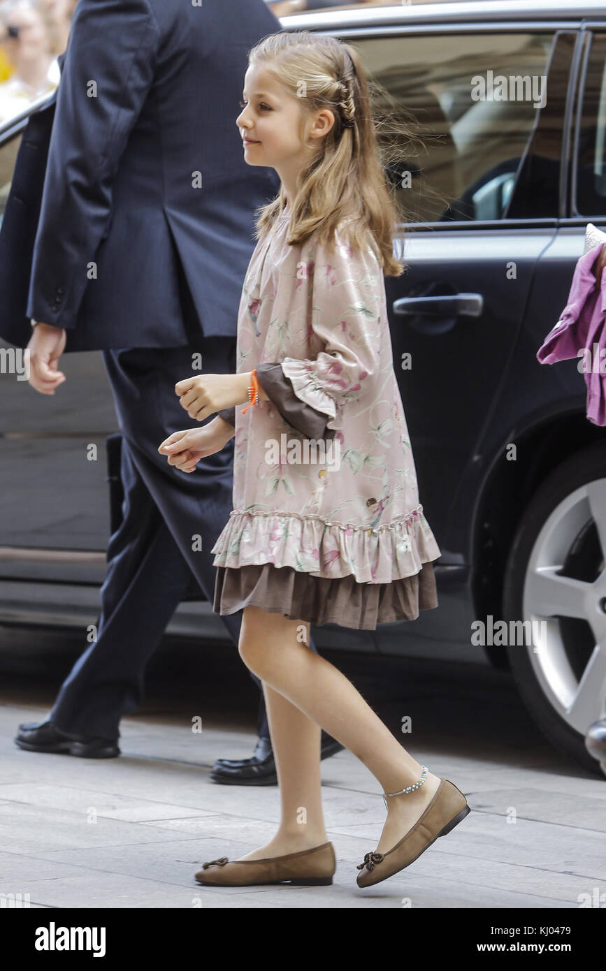 PALMA DI MAIORCA, SPAGNA - 20 APRILE: Reali di Spagna - Principessa Letizia di Spagna, Principe Felipe di Spagna, Regina Sofia di Spagna, Principessa Sofia di Spagna, Principessa Leonor di Spagna, il re Juan Carlos di Spagna e la principessa Elena di Spagna partecipano alla messa di Pasqua nella cattedrale di Palma di Maiorca il 20 aprile 2014 a Palma di Maiorca, Spagna. Persone: Principessa Leonor di Spagna Foto Stock