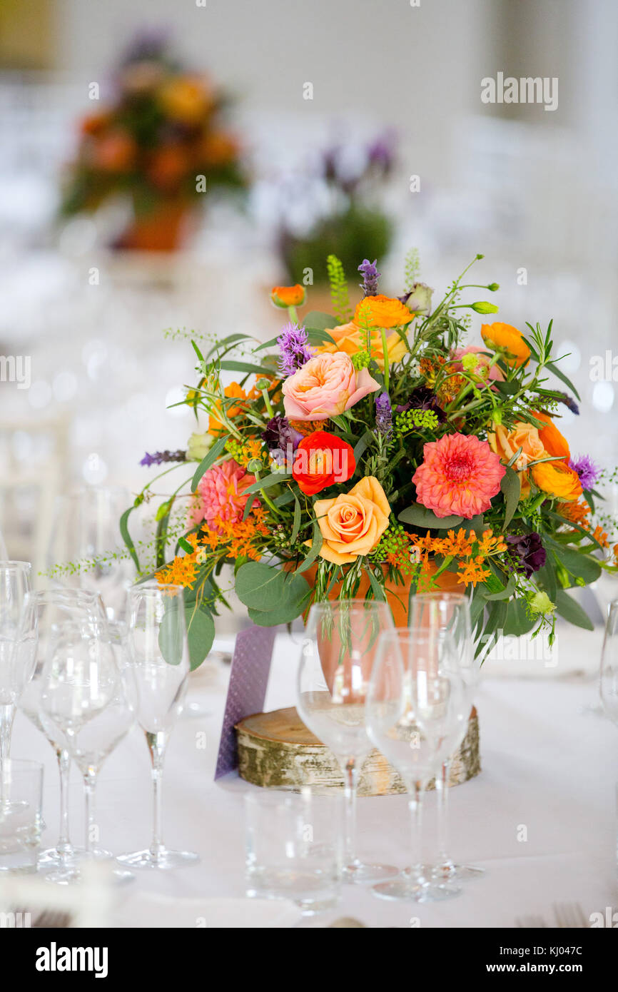 Ricevimento di nozze tabella con colorati fiori freschi di disposizione, still life Foto Stock
