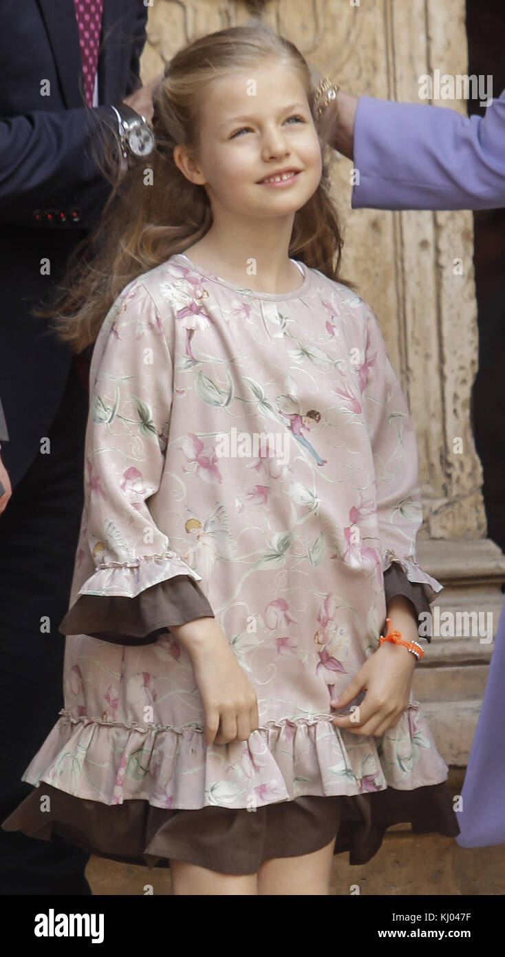 PALMA DI MAIORCA, SPAGNA - 20 APRILE: Reali di Spagna - Principessa Letizia di Spagna, Principe Felipe di Spagna, Regina Sofia di Spagna, Principessa Sofia di Spagna, Principessa Leonor di Spagna, il re Juan Carlos di Spagna e la principessa Elena di Spagna partecipano alla messa di Pasqua nella cattedrale di Palma di Maiorca il 20 aprile 2014 a Palma di Maiorca, Spagna. Persone: Principessa Leonor di Spagna Foto Stock