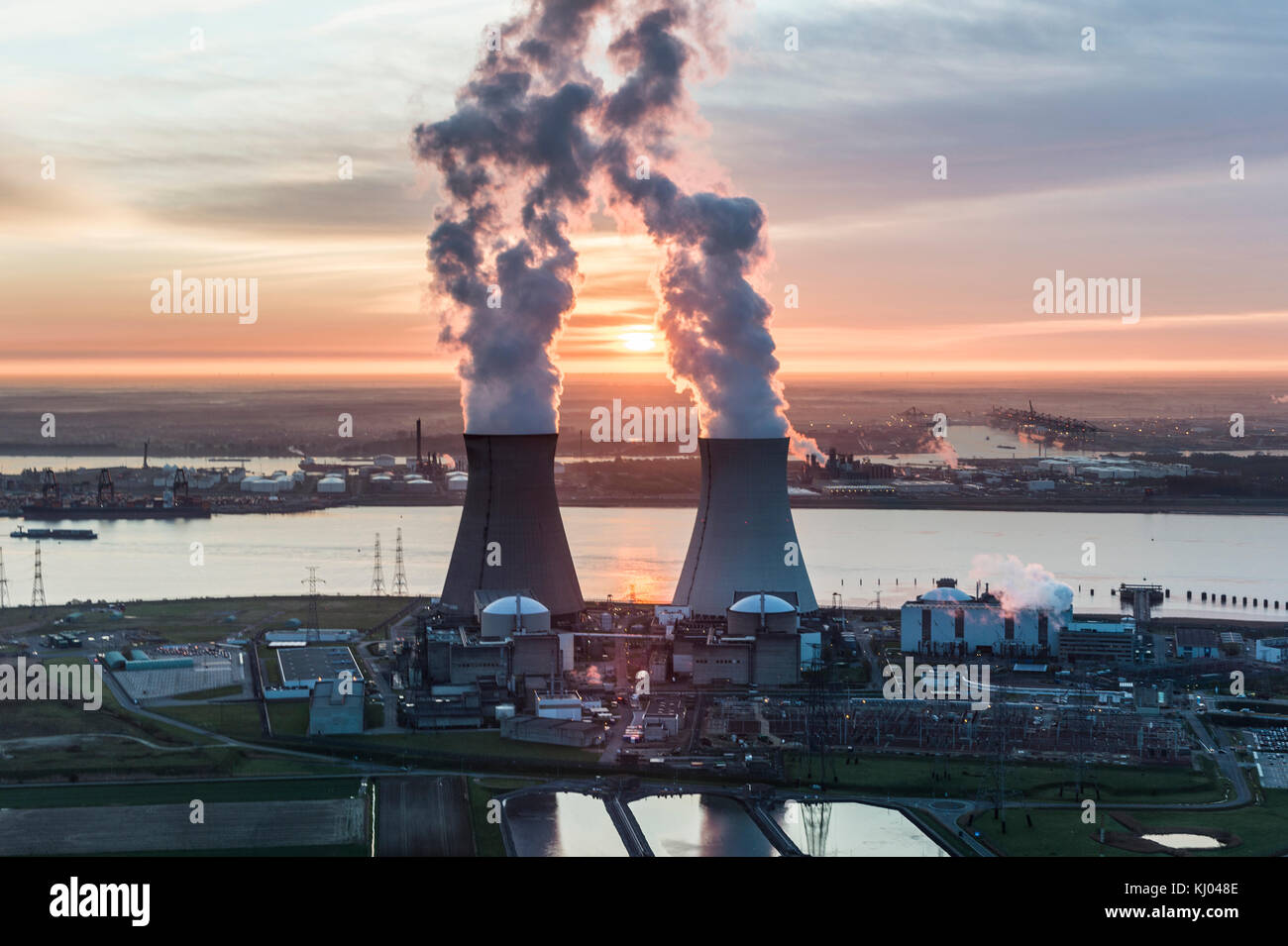 Centrale nucleare di Doel all'alba Foto Stock
