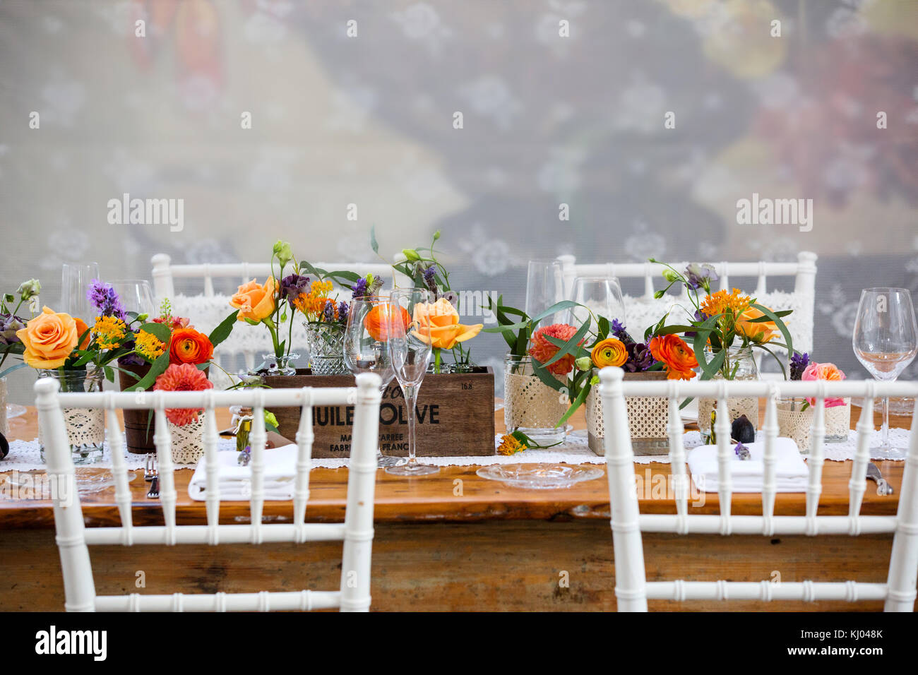 Ospiti di nozze tabella inserire le impostazioni con colorati fiori Foto Stock