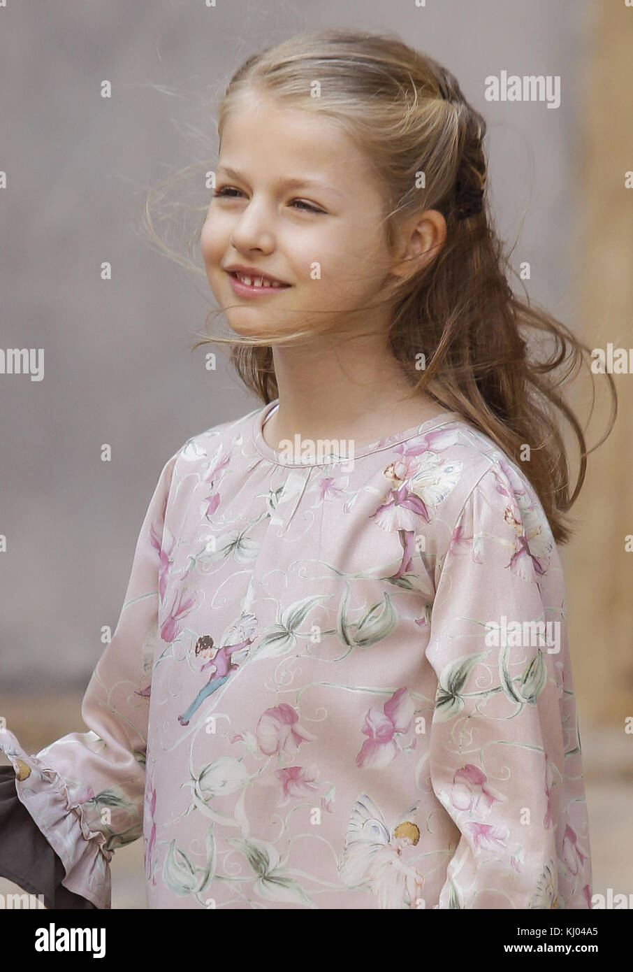 PALMA DI MAIORCA, SPAGNA - 20 APRILE: Reali di Spagna - Principessa Letizia di Spagna, Principe Felipe di Spagna, Regina Sofia di Spagna, Principessa Sofia di Spagna, Principessa Leonor di Spagna, il re Juan Carlos di Spagna e la principessa Elena di Spagna partecipano alla messa di Pasqua nella cattedrale di Palma di Maiorca il 20 aprile 2014 a Palma di Maiorca, Spagna. Persone: Principessa Leonor di Spagna Foto Stock