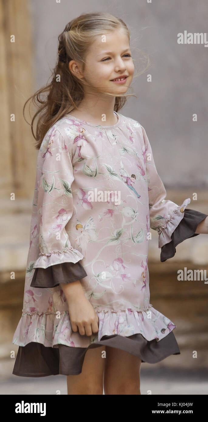 PALMA DI MAIORCA, SPAGNA - 20 APRILE: Reali di Spagna - Principessa Letizia di Spagna, Principe Felipe di Spagna, Regina Sofia di Spagna, Principessa Sofia di Spagna, Principessa Leonor di Spagna, il re Juan Carlos di Spagna e la principessa Elena di Spagna partecipano alla messa di Pasqua nella cattedrale di Palma di Maiorca il 20 aprile 2014 a Palma di Maiorca, Spagna. Persone: Principessa Leonor di Spagna Foto Stock