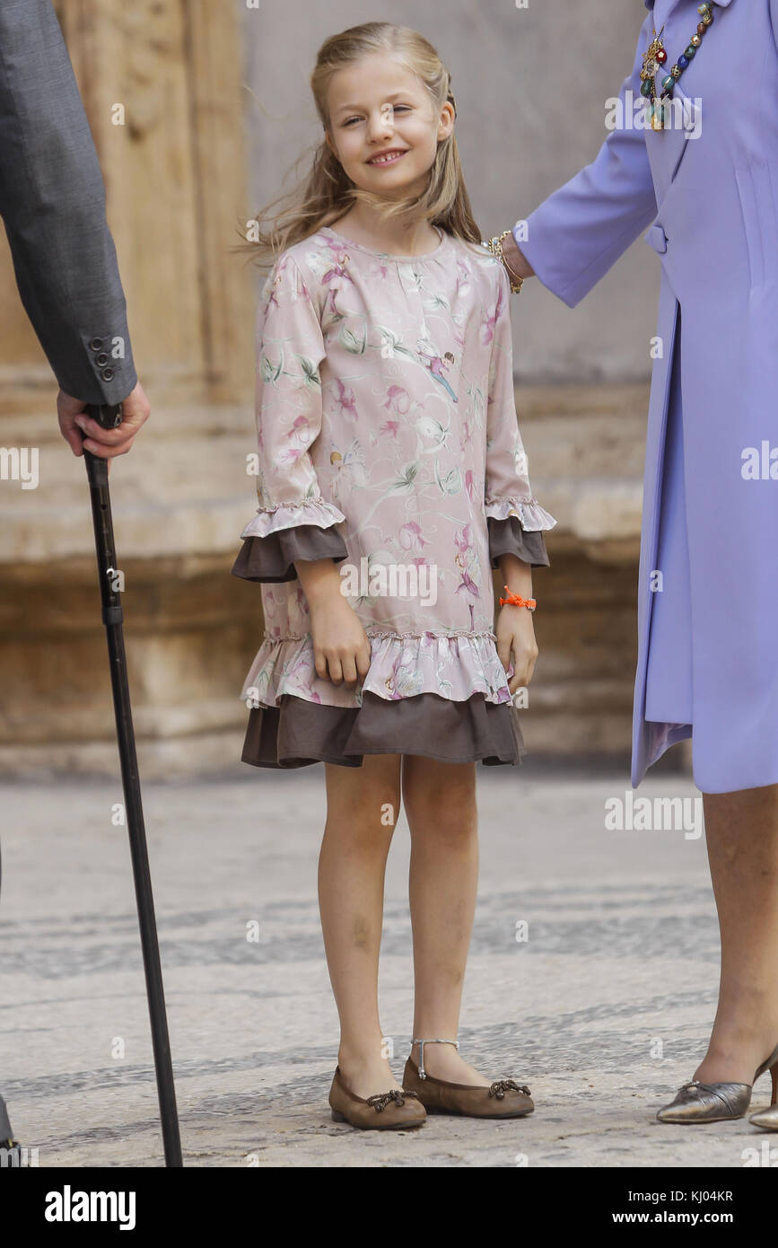 PALMA DI MAIORCA, SPAGNA - 20 APRILE: Reali di Spagna - Principessa Letizia di Spagna, Principe Felipe di Spagna, Regina Sofia di Spagna, Principessa Sofia di Spagna, Principessa Leonor di Spagna, il re Juan Carlos di Spagna e la principessa Elena di Spagna partecipano alla messa di Pasqua nella cattedrale di Palma di Maiorca il 20 aprile 2014 a Palma di Maiorca, Spagna. Persone: Principessa Leonor di Spagna Foto Stock