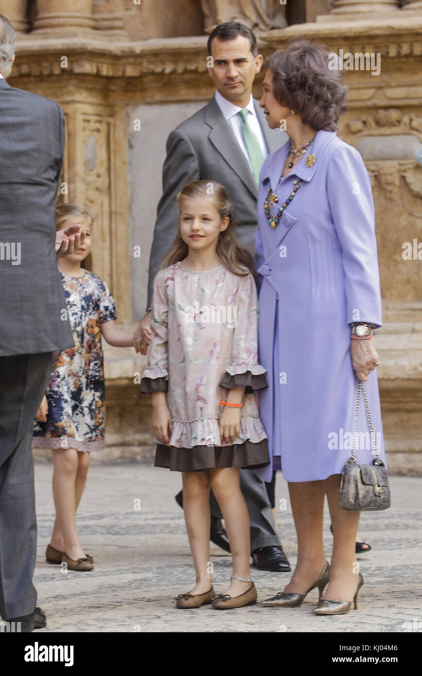 PALMA DI MAIORCA, SPAGNA - 20 APRILE: Reali di Spagna - Principessa Letizia di Spagna, Principe Felipe di Spagna, Regina Sofia di Spagna, Principessa Sofia di Spagna, Principessa Leonor di Spagna, il re Juan Carlos di Spagna e la principessa Elena di Spagna partecipano alla messa di Pasqua nella cattedrale di Palma di Maiorca il 20 aprile 2014 a Palma di Maiorca, Spagna. Persone: Principessa Leonor Principe Felipe  Regina Sofia Foto Stock