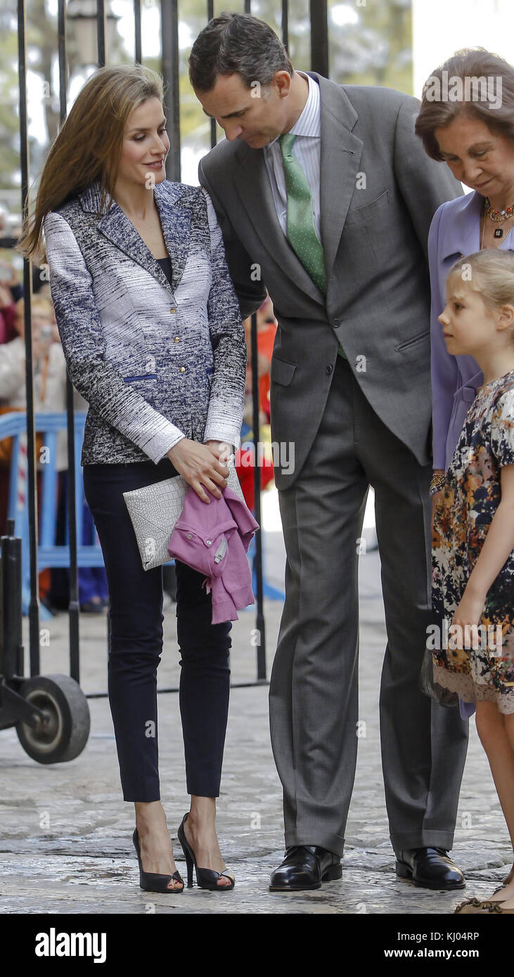 PALMA DI MAIORCA, SPAGNA - 20 APRILE: Reali di Spagna - Principessa Letizia di Spagna, Principe Felipe di Spagna, Regina Sofia di Spagna, Principessa Sofia di Spagna, Principessa Leonor di Spagna, il re Juan Carlos di Spagna e la principessa Elena di Spagna partecipano alla messa di Pasqua nella cattedrale di Palma di Maiorca il 20 aprile 2014 a Palma di Maiorca, Spagna. Persone: Principessa Letizia di Spagna Principe Felipe di Spagna Foto Stock
