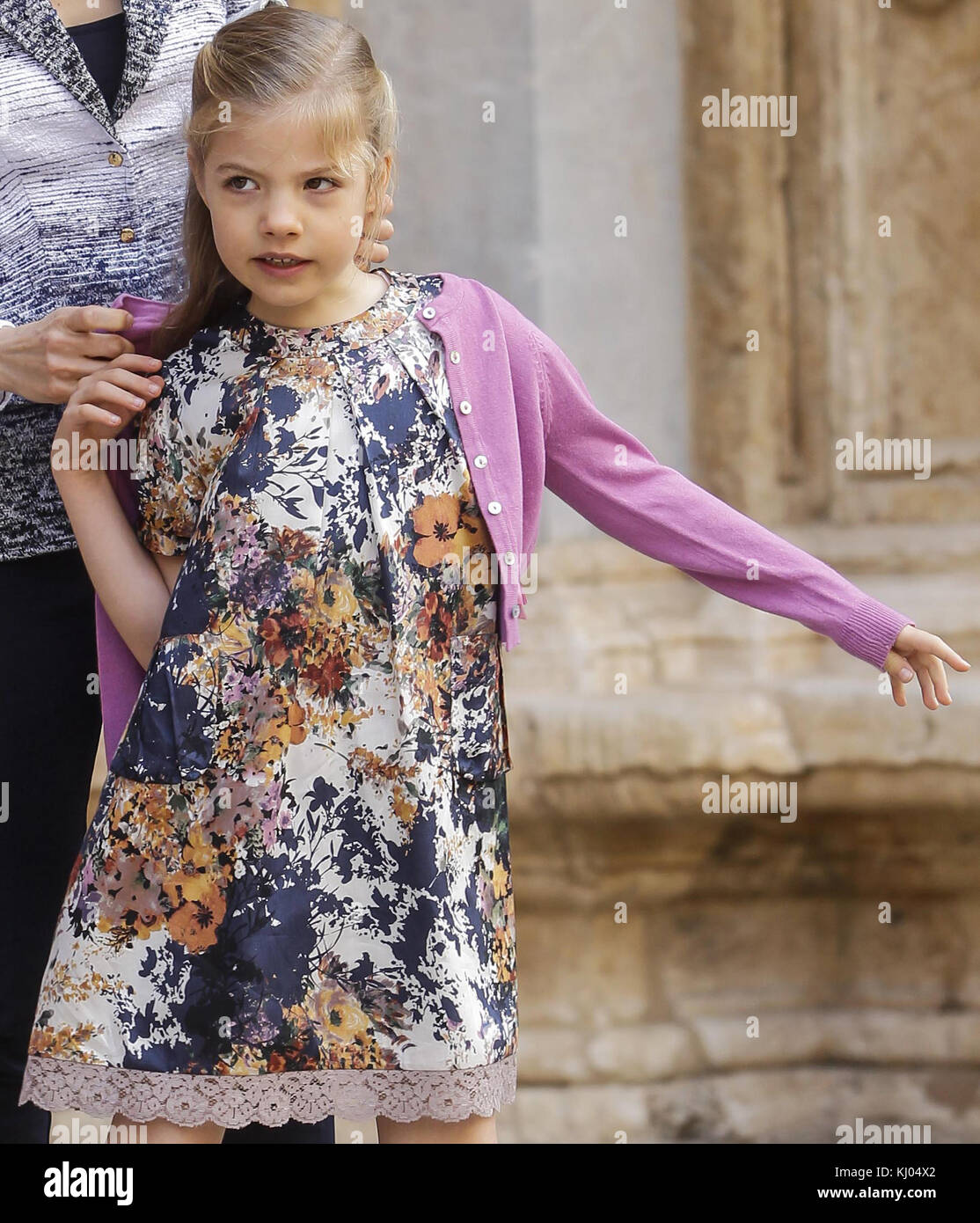 PALMA DI MAIORCA, SPAGNA - 20 APRILE: Reali di Spagna - Principessa Letizia di Spagna, Principe Felipe di Spagna, Regina Sofia di Spagna, Principessa Sofia di Spagna, Principessa Leonor di Spagna, il re Juan Carlos di Spagna e la principessa Elena di Spagna partecipano alla messa di Pasqua nella cattedrale di Palma di Maiorca il 20 aprile 2014 a Palma di Maiorca, Spagna. Persone: Principessa Letizia di Spagna Principessa Sofia di Spagna Foto Stock