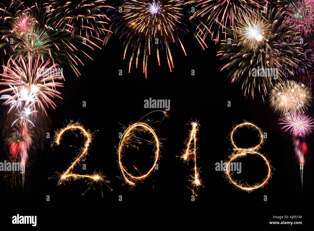 2018 scritto con Sparkle fuochi d' artificio su sfondo nero, felice anno nuovo 2018 concept. Foto Stock