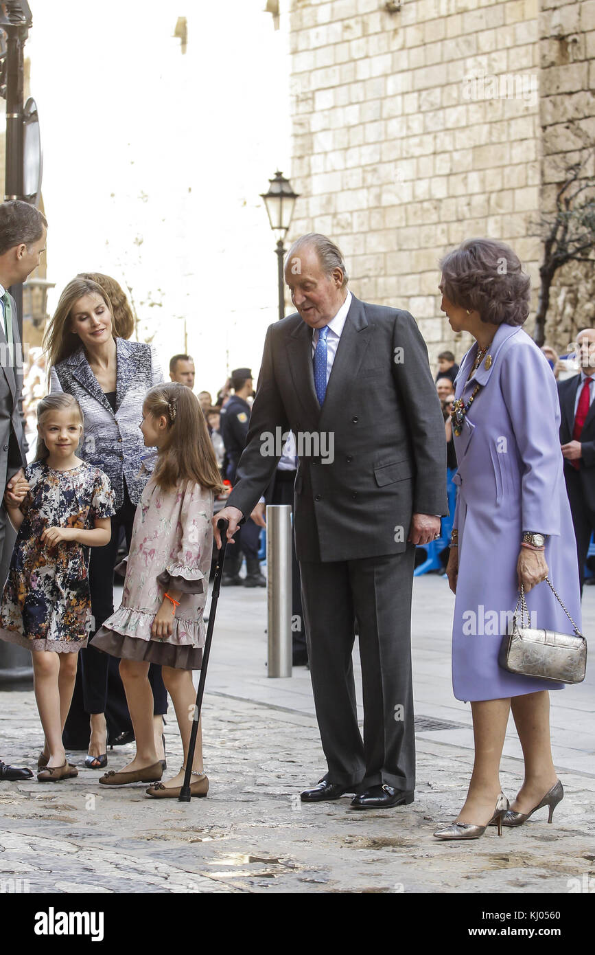 Palma de Mallorca, Spagna - 20 aprile: spanish royals - principessa letizia di Spagna, il Principe Felipe di Spagna e la regina Sofia di Spagna, Principessa Sofia di Spagna, principessa leonor di Spagna, Re Juan Carlos di Spagna e la principessa elena di Spagna pasqua frequentano la Santa Messa presso la cattedrale di palma de mallorca, il 20 aprile 2014 in palma de mallorca, Spagna. persone: la principessa Letizia re Juan Carlos REGINA SOFIA Foto Stock