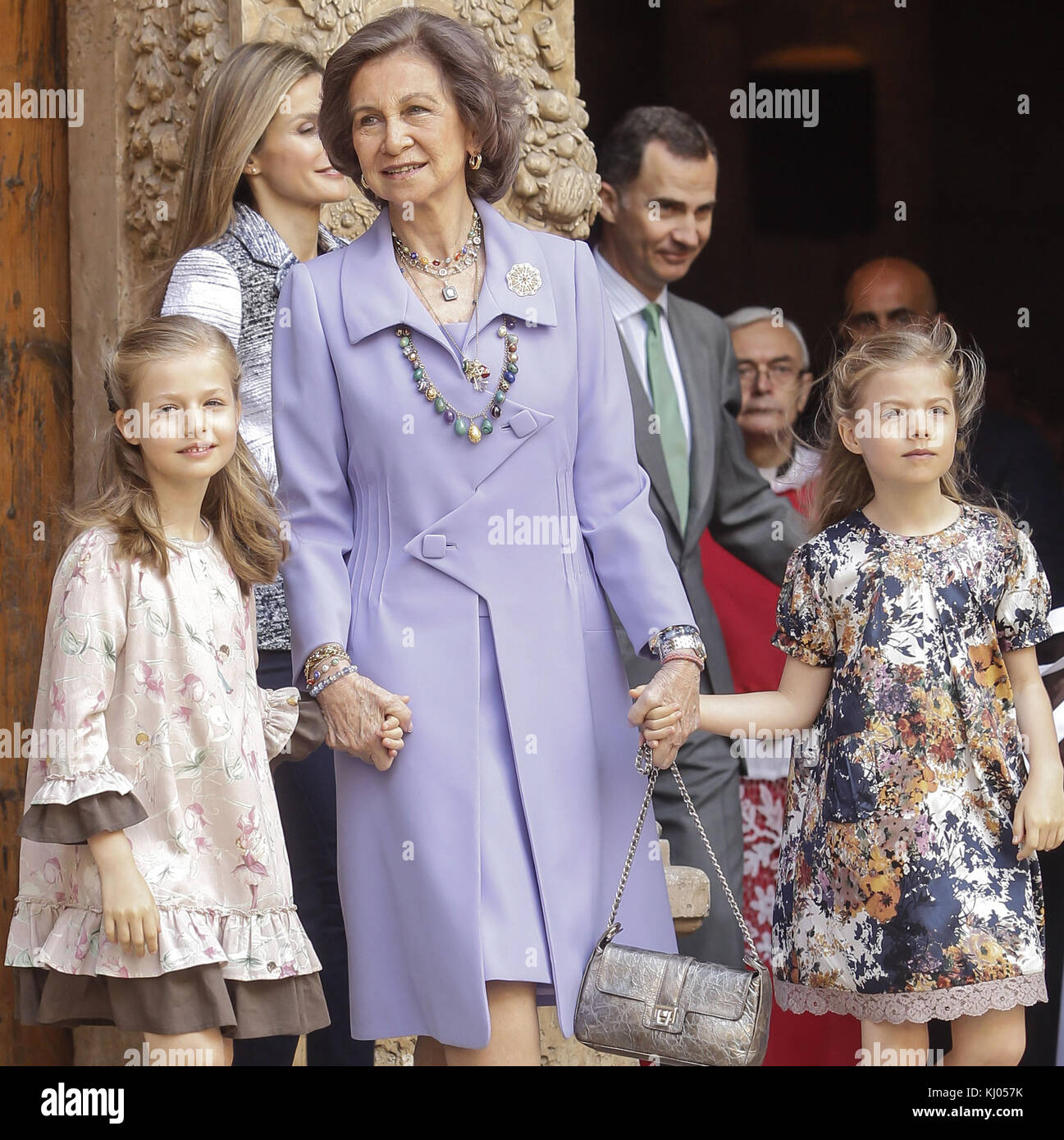 Palma de Mallorca, Spagna - 20 aprile: spanish royals - principessa letizia di Spagna, il Principe Felipe di Spagna e la regina Sofia di Spagna, Principessa Sofia di Spagna, principessa leonor di Spagna, Re Juan Carlos di Spagna e la principessa elena di Spagna pasqua frequentano la Santa Messa presso la cattedrale di palma de mallorca, il 20 aprile 2014 in palma de mallorca, Spagna. persone: la principessa Letizia principessa sofia regina Sofia principessa leonor Foto Stock