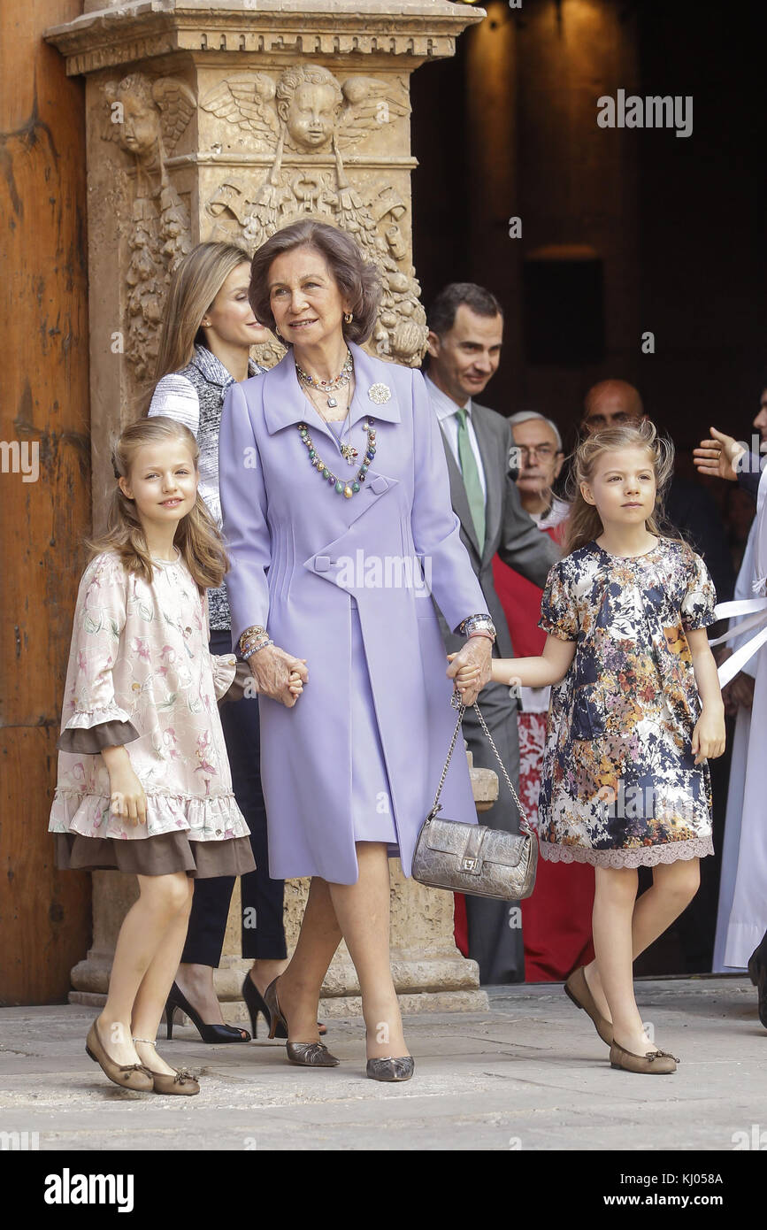 PALMA DI MAIORCA, SPAGNA - 20 APRILE: Reali di Spagna - Principessa Letizia di Spagna, Principe Felipe di Spagna, Regina Sofia di Spagna, Principessa Sofia di Spagna, Principessa Leonor di Spagna, il re Juan Carlos di Spagna e la principessa Elena di Spagna partecipano alla messa di Pasqua nella cattedrale di Palma di Maiorca il 20 aprile 2014 a Palma di Maiorca, Spagna. Persone: Principessa Letizia Principessa Sofia Regina Sofia Principessa Leonor Foto Stock