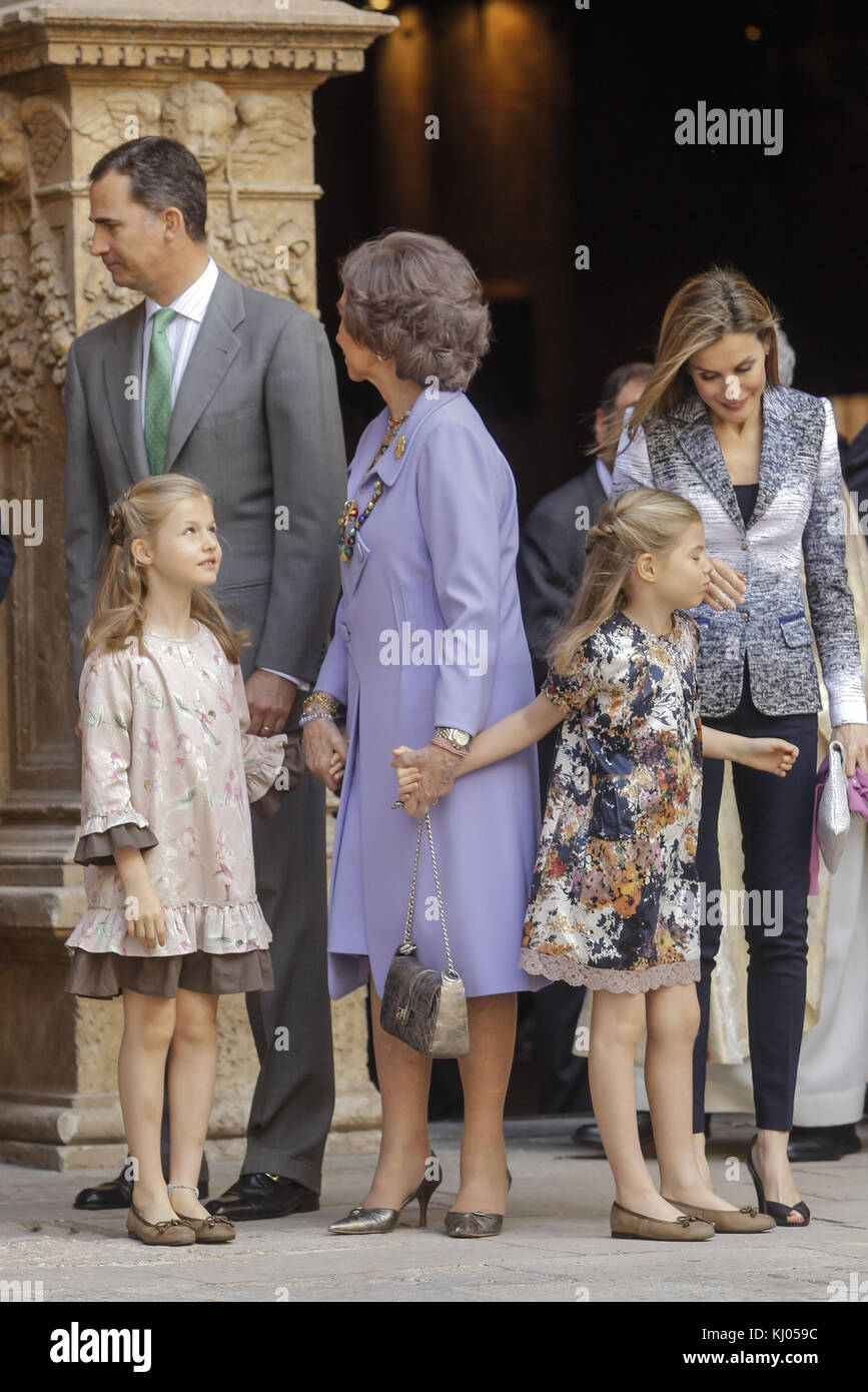PALMA DI MAIORCA, SPAGNA - 20 APRILE: Reali di Spagna - Principessa Letizia di Spagna, Principe Felipe di Spagna, Regina Sofia di Spagna, Principessa Sofia di Spagna, Principessa Leonor di Spagna, il re Juan Carlos di Spagna e la principessa Elena di Spagna partecipano alla messa di Pasqua nella cattedrale di Palma di Maiorca il 20 aprile 2014 a Palma di Maiorca, Spagna. Persone: Principessa Letizia Principessa Sofia Regina Sofia Principessa Leonor Foto Stock