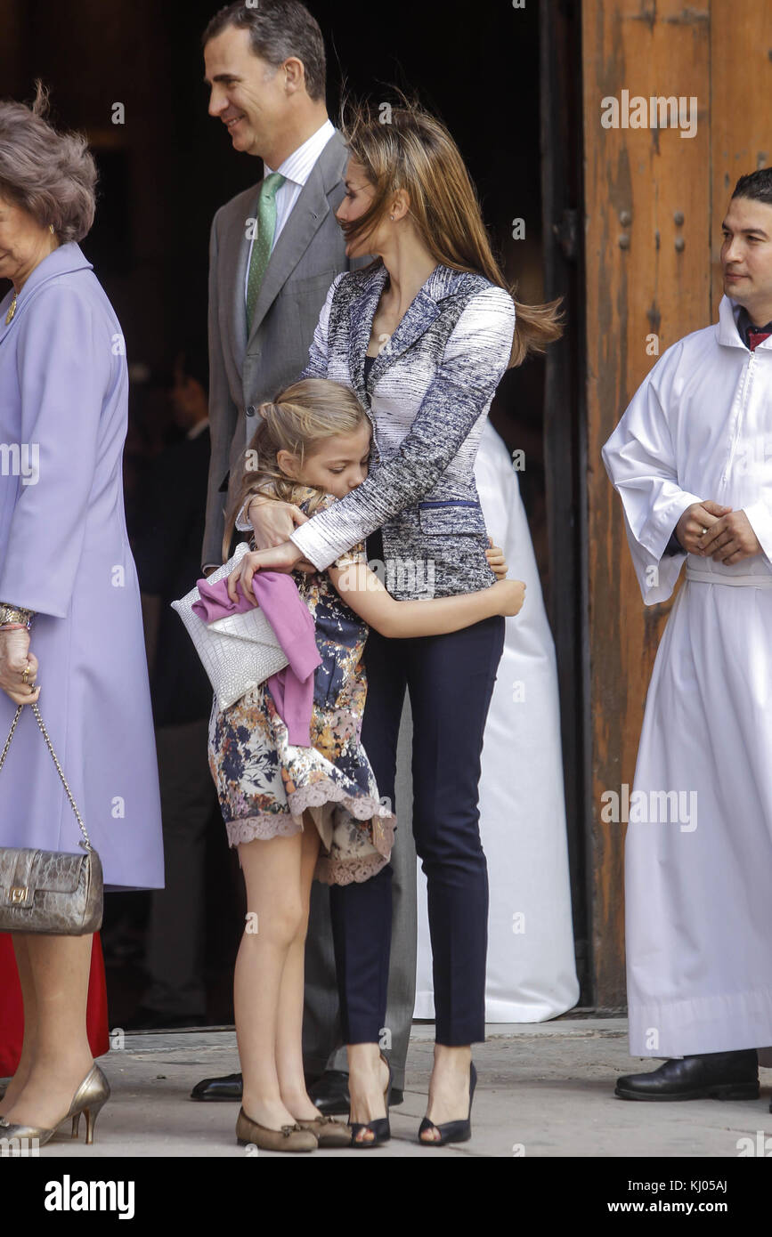 PALMA DI MAIORCA, SPAGNA - 20 APRILE: Reali di Spagna - Principessa Letizia di Spagna, Principe Felipe di Spagna, Regina Sofia di Spagna, Principessa Sofia di Spagna, Principessa Leonor di Spagna, il re Juan Carlos di Spagna e la principessa Elena di Spagna partecipano alla messa di Pasqua nella cattedrale di Palma di Maiorca il 20 aprile 2014 a Palma di Maiorca, Spagna. Persone: Principessa Letizia Principessa Sofia Foto Stock