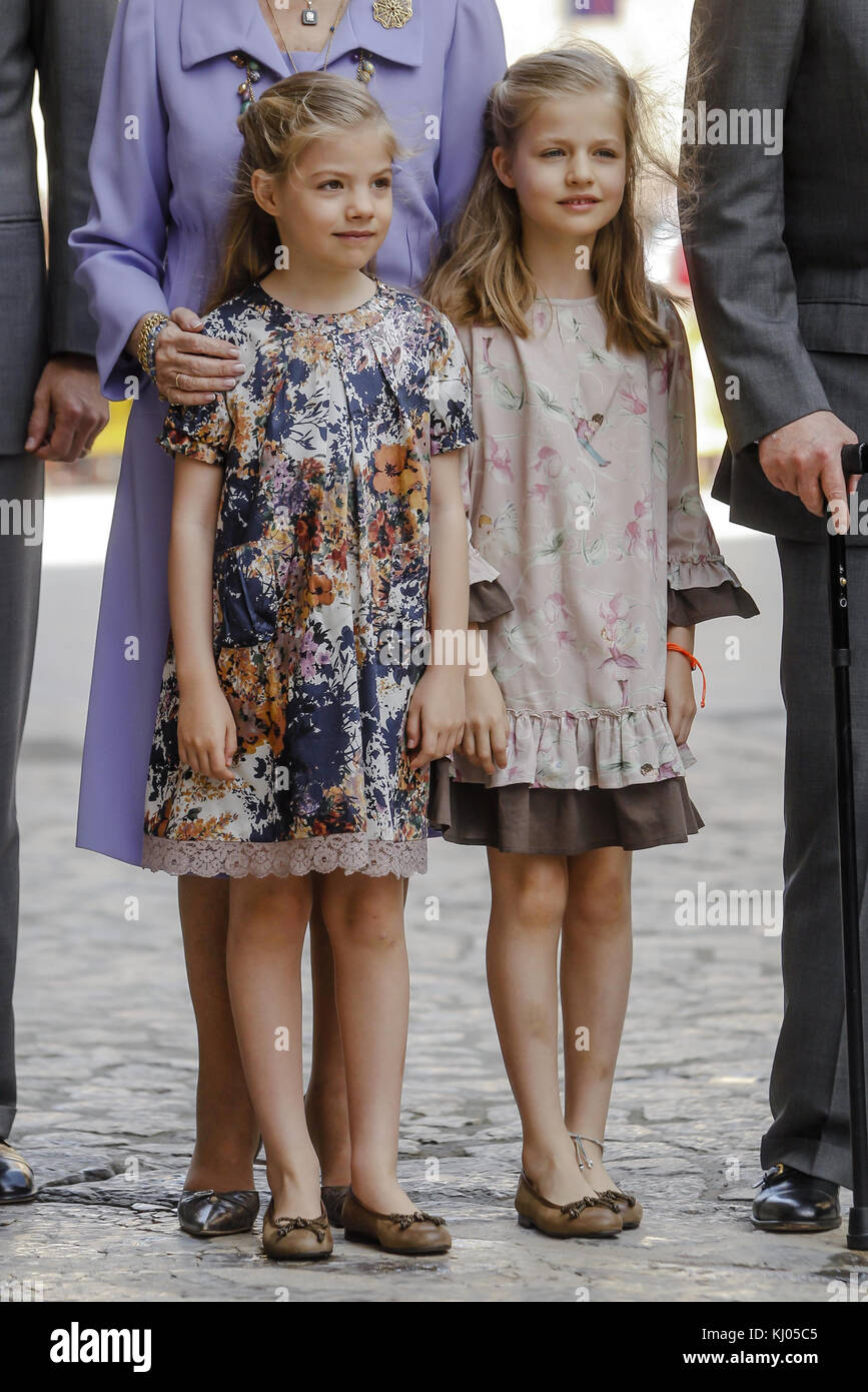 Palma de Mallorca, Spagna - 20 aprile: spanish royals - principessa letizia di Spagna, il Principe Felipe di Spagna e la regina Sofia di Spagna, Principessa Sofia di Spagna, principessa leonor di Spagna, Re Juan Carlos di Spagna e la principessa elena di Spagna pasqua frequentano la Santa Messa presso la cattedrale di palma de mallorca, il 20 aprile 2014 in palma de mallorca, Spagna. persone: Principessa Sofia di Spagna principessa leonor di Spagna Foto Stock