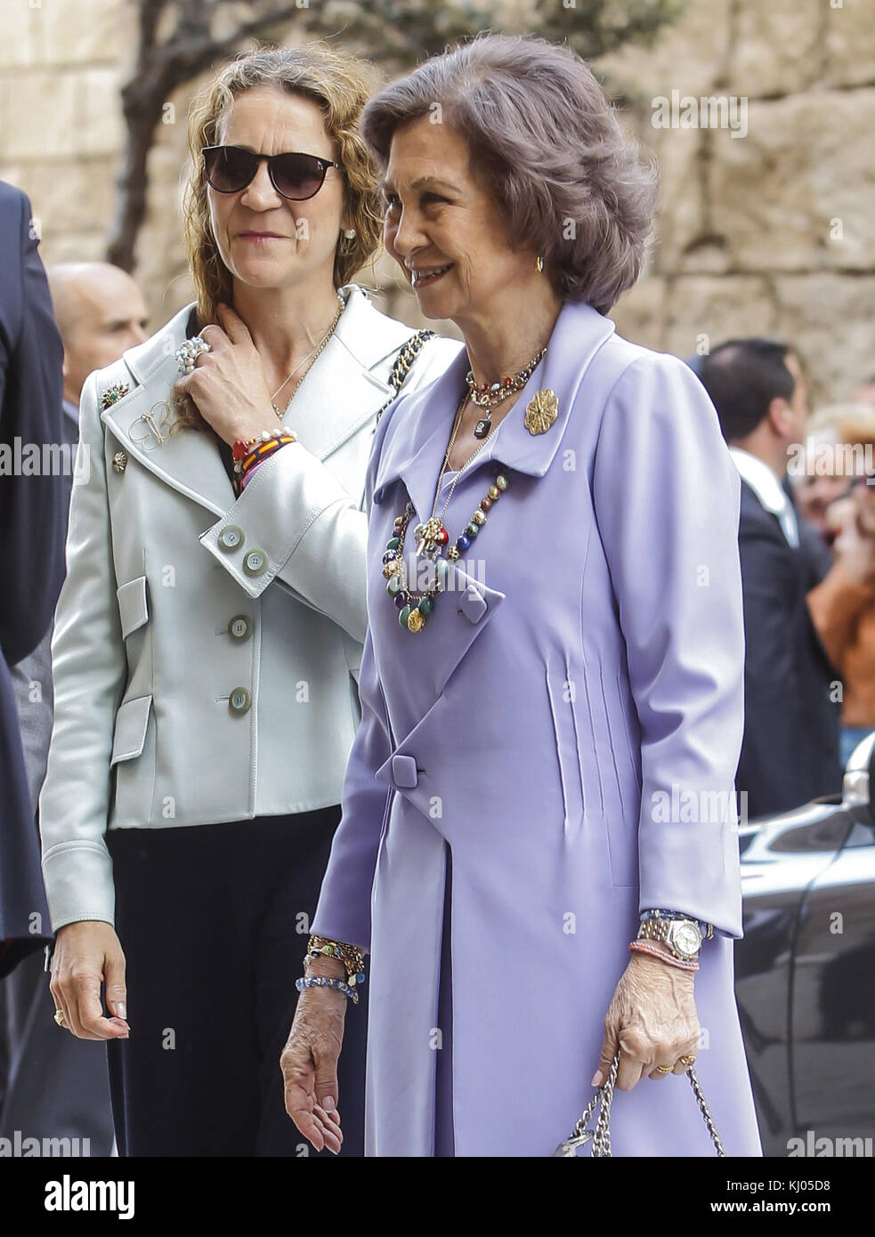 PALMA DI MAIORCA, SPAGNA - 20 APRILE: Reali di Spagna - Principessa Letizia di Spagna, Principe Felipe di Spagna, Regina Sofia di Spagna, Principessa Sofia di Spagna, Principessa Leonor di Spagna, Re Juan Carlos di Spagna e Principessa Elena di Spagna partecipano alla messa di Pasqua nella Cattedrale di Palma di Maiorca il 20 aprile 2014 a Palma di Maiorca, Spagna. Persone: Regina Sofia di Spagna Principessa Elena di Spagna Foto Stock