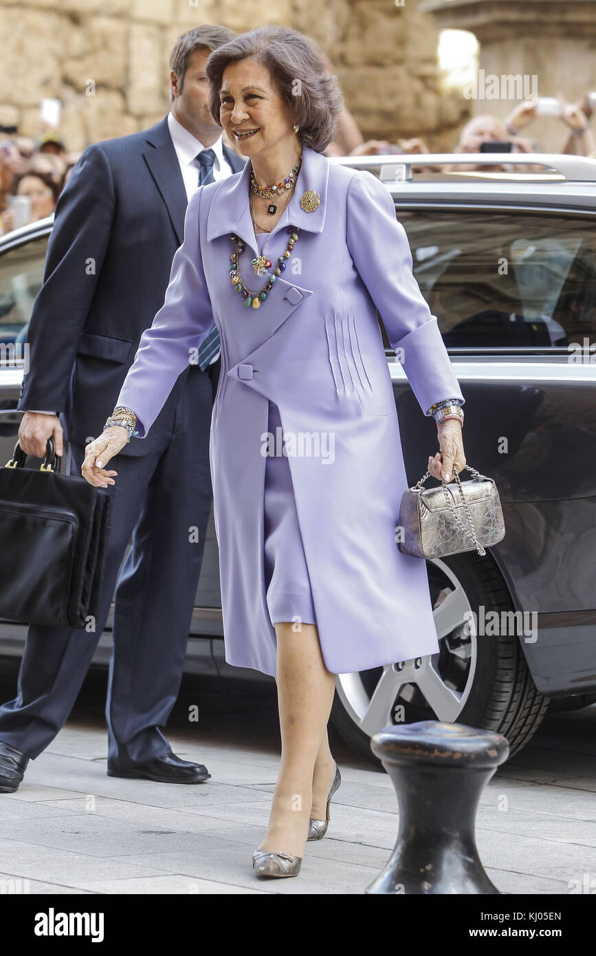 PALMA DI MAIORCA, SPAGNA - 20 APRILE: Reali di Spagna - Principessa Letizia di Spagna, Principe Felipe di Spagna, Regina Sofia di Spagna, Principessa Sofia di Spagna, Principessa Leonor di Spagna, il re Juan Carlos di Spagna e la principessa Elena di Spagna partecipano alla messa di Pasqua nella cattedrale di Palma di Maiorca il 20 aprile 2014 a Palma di Maiorca, Spagna. Persone: La regina Sofia di Spagna Foto Stock