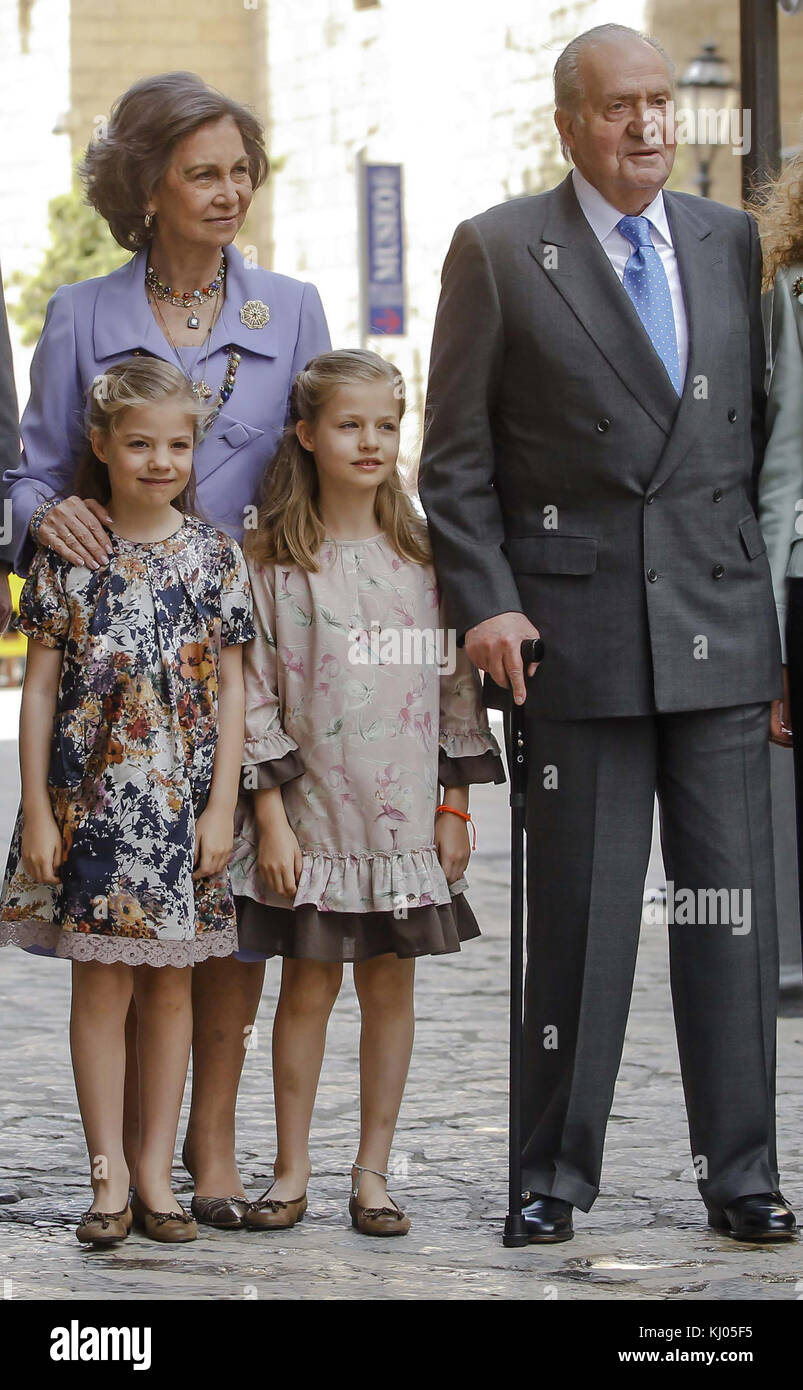 PALMA DI MAIORCA, SPAGNA - 20 APRILE: Reali di Spagna - Principessa Letizia di Spagna, Principe Felipe di Spagna, Regina Sofia di Spagna, Principessa Sofia di Spagna, Principessa Leonor di Spagna, il re Juan Carlos di Spagna e la principessa Elena di Spagna partecipano alla messa di Pasqua nella cattedrale di Palma di Maiorca il 20 aprile 2014 a Palma di Maiorca, Spagna. Persone: Regina Sofia Principessa Sofia Principessa Leonor Re Juan Carlos Foto Stock