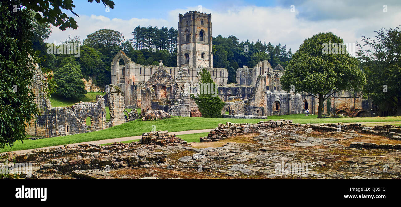 Inghilterra, NorthYorkshire; le rovine del XII secolo Abbazia Cistercense noto come Fountains Abbey, uno dei migliori esempi di architettura monastica nel mondo. La torre dall Abate Huby, (1495-1526), ancora oggi domina il panorama della valle. Insieme con i suoi dintorni di 800 acri del xviii secolo parco paesaggistico, Fountains Abbey è stato designato come un Sito Patrimonio Mondiale dell'UNESCO. North Yorkshire, Inghilterra, Regno Unito. Ca. 1995. | Posizione: vicino a Ripon, nello Yorkshire, Inghilterra, Regno Unito. Foto Stock