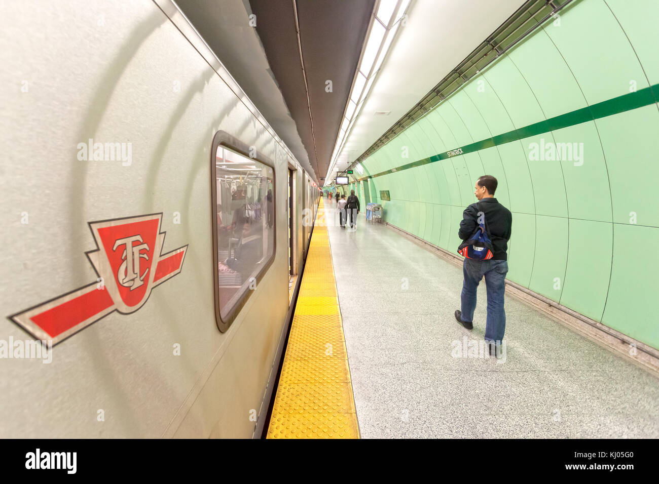 Toronto, Canada - 13 ottobre 2017: Treno in arrivo al binario di una stazione della metropolitana nella città di Toronto, Canada Foto Stock