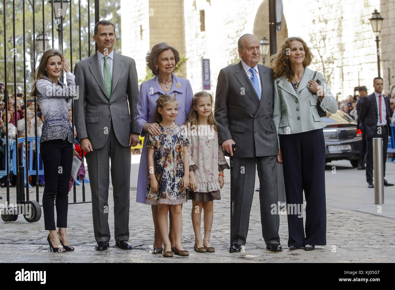 PALMA DI MAIORCA, SPAGNA - 20 APRILE: Reali di Spagna - Principessa Letizia di Spagna, Principe Felipe di Spagna, Regina Sofia di Spagna, Principessa Sofia di Spagna, Principessa Leonor di Spagna, il re Juan Carlos di Spagna e la principessa Elena di Spagna partecipano alla messa di Pasqua nella cattedrale di Palma di Maiorca il 20 aprile 2014 a Palma di Maiorca, Spagna. Persone: Reali spagnoli Foto Stock