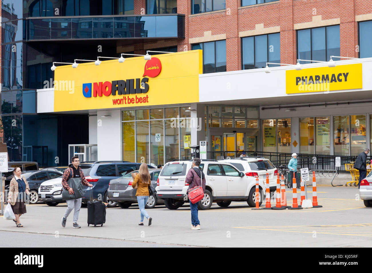Toronto, Canada - 13 ottobre 2017: Negozio di alimentari no Frills nella città di Toronto. Provincia dell'Ontario, Canada Foto Stock