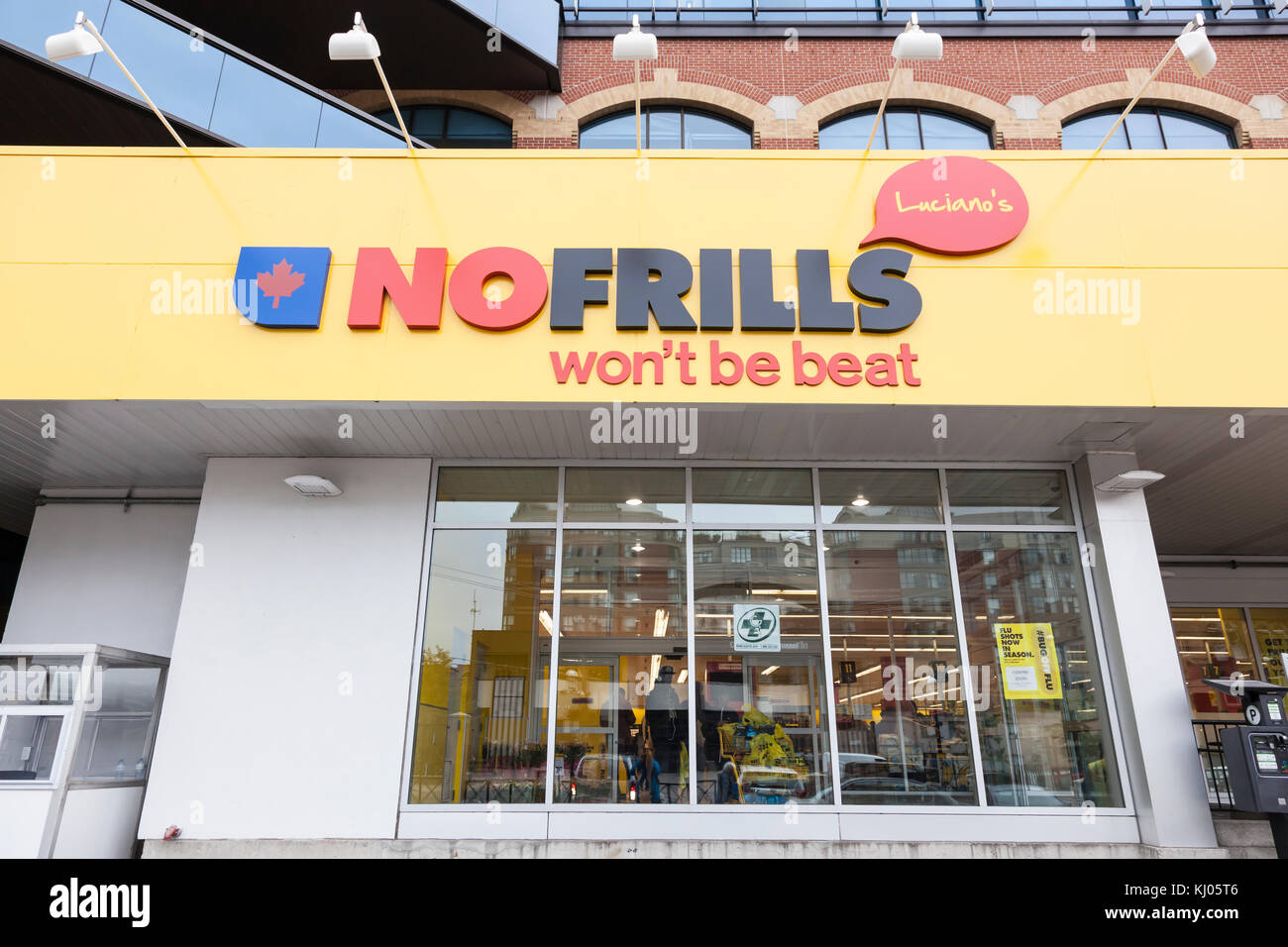Toronto, Canada - 13 ottobre 2017: Negozio di alimentari no Frills nella città di Toronto. Provincia dell'Ontario, Canada Foto Stock