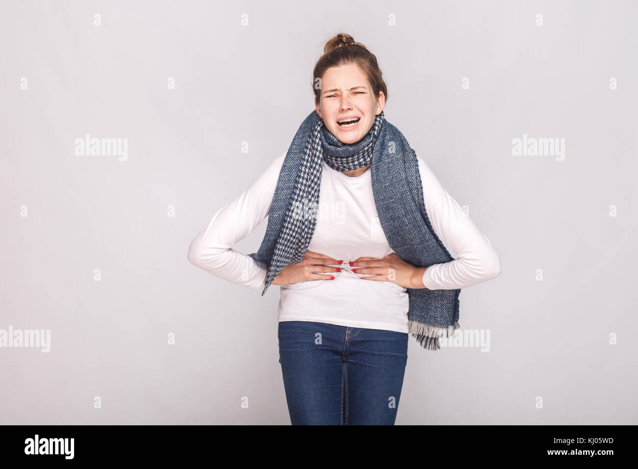 Periodi, mensile, mensili concetto. giovane donna hanno un stomaco. studio shot Foto Stock