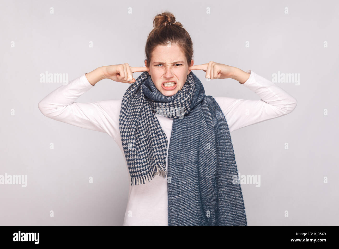 Per non sentire voi! Malati giovane donna toccando le dita le sue orecchie. Studio shot Foto Stock
