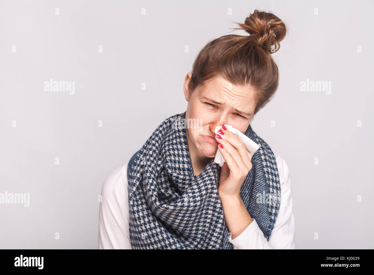 Allergia o concetto di virus. closeup ritratto di donna malata. studio shot Foto Stock