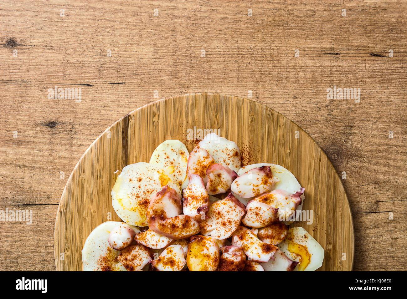 Pulpo a la gallega. galiziano octopus su legno. cibo tipico spagnolo Foto Stock