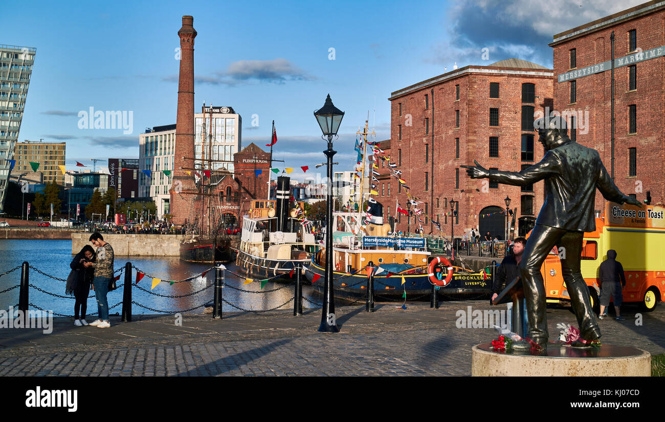 La statua di Billy Fury da Albert Dock e il fiume Mersey, Liverpool, Merseyside England, Regno Unito, Europa Foto Stock