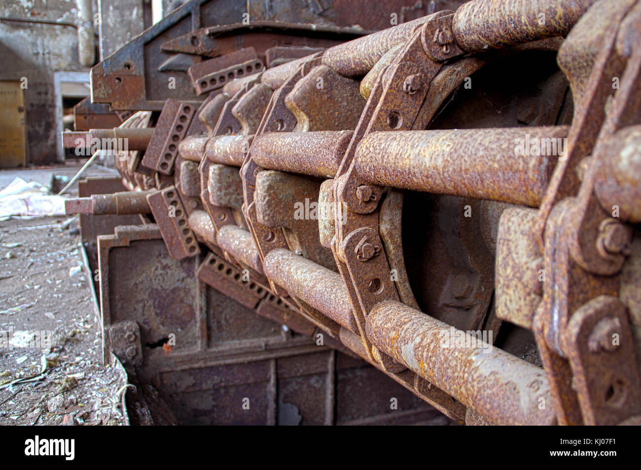 Grande macchina arrugginito. vecchia fabbrica convogliatore in una fonderia abbandonati. Foto Stock
