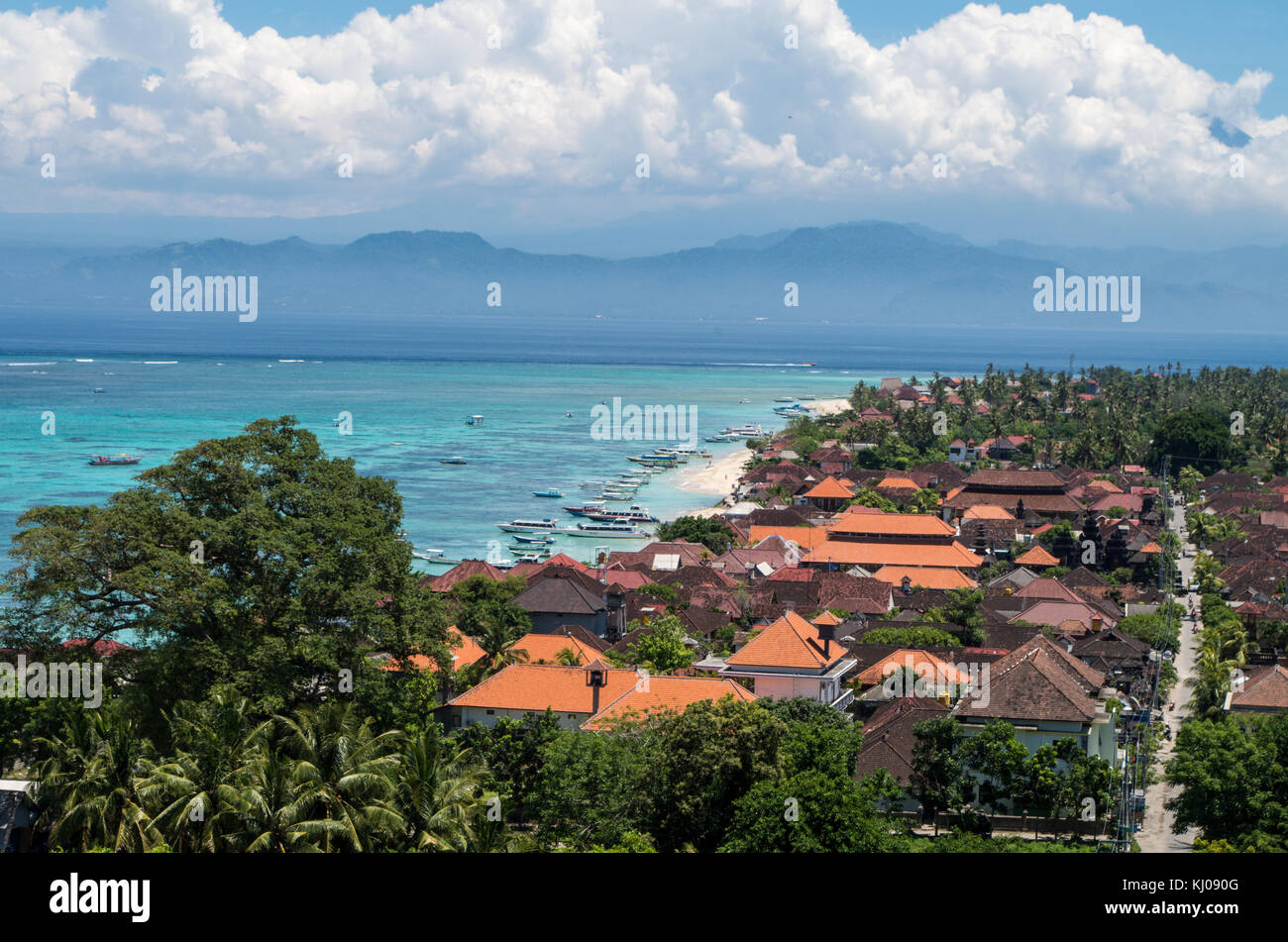 Jungut spiaggia di Batu con bali in background, Nusa Lembongan, INDONESIA Foto Stock