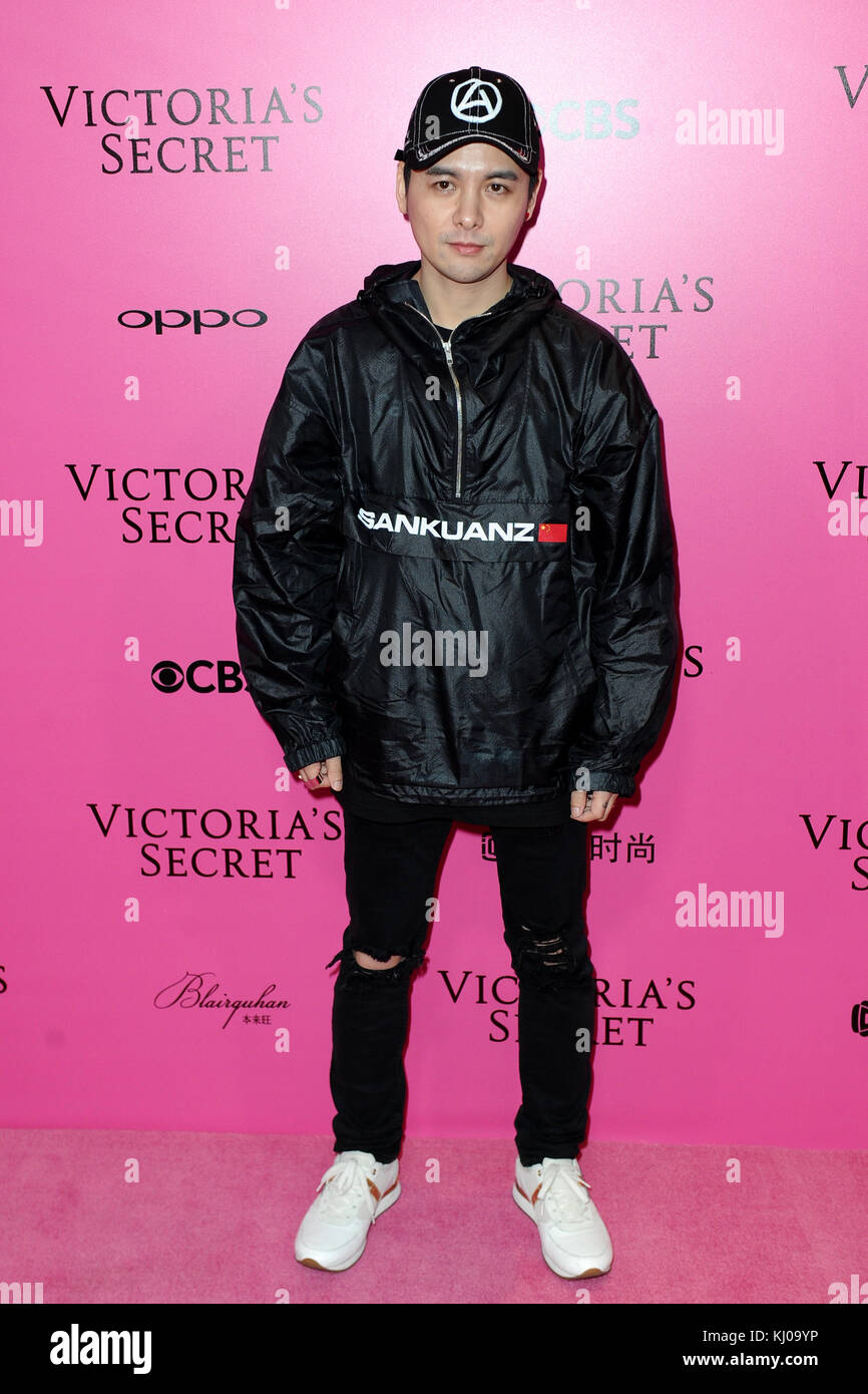 Gogobol partecipa al Pink Carpet prima del Victoria's Secret Fashion Show presso la Mercedes-Benz Arena di Shanghai, in Cina. Foto Stock