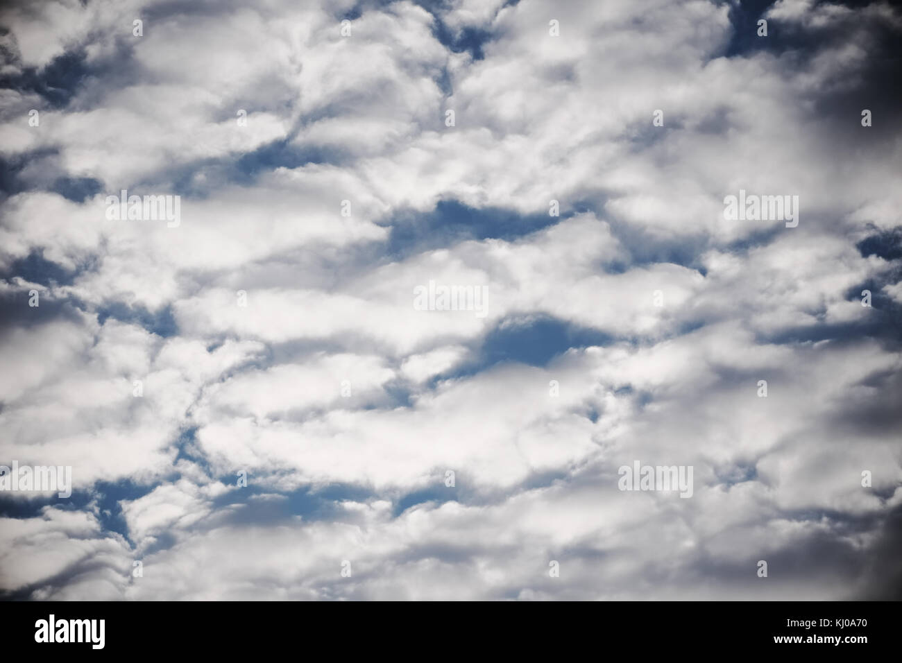 Soffici nuvole nel cielo invernale Foto Stock