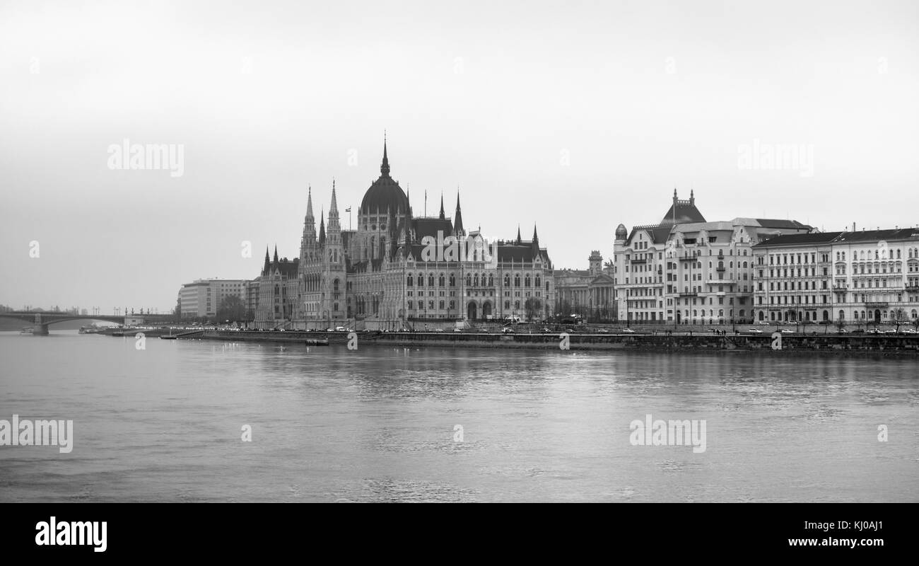 Il Parlamento ungherese edificio a Budapest presso il fiume Danubio, Ungheria Foto Stock