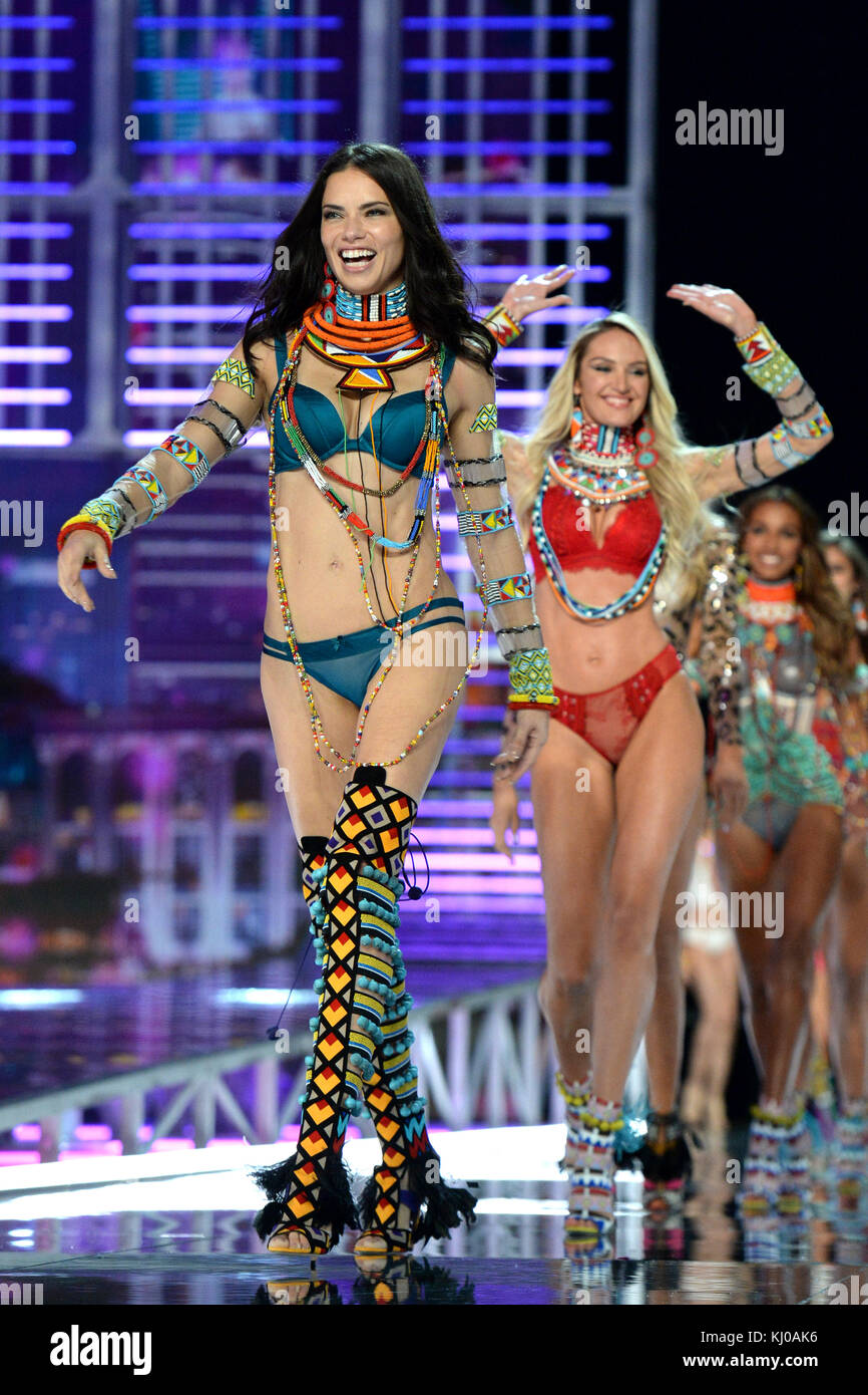 Adriana Lima sulla passerella per il Victoria's Secret Fashion Show alla Mercedes-Benz Arena di Shanghai, Cina Foto Stock