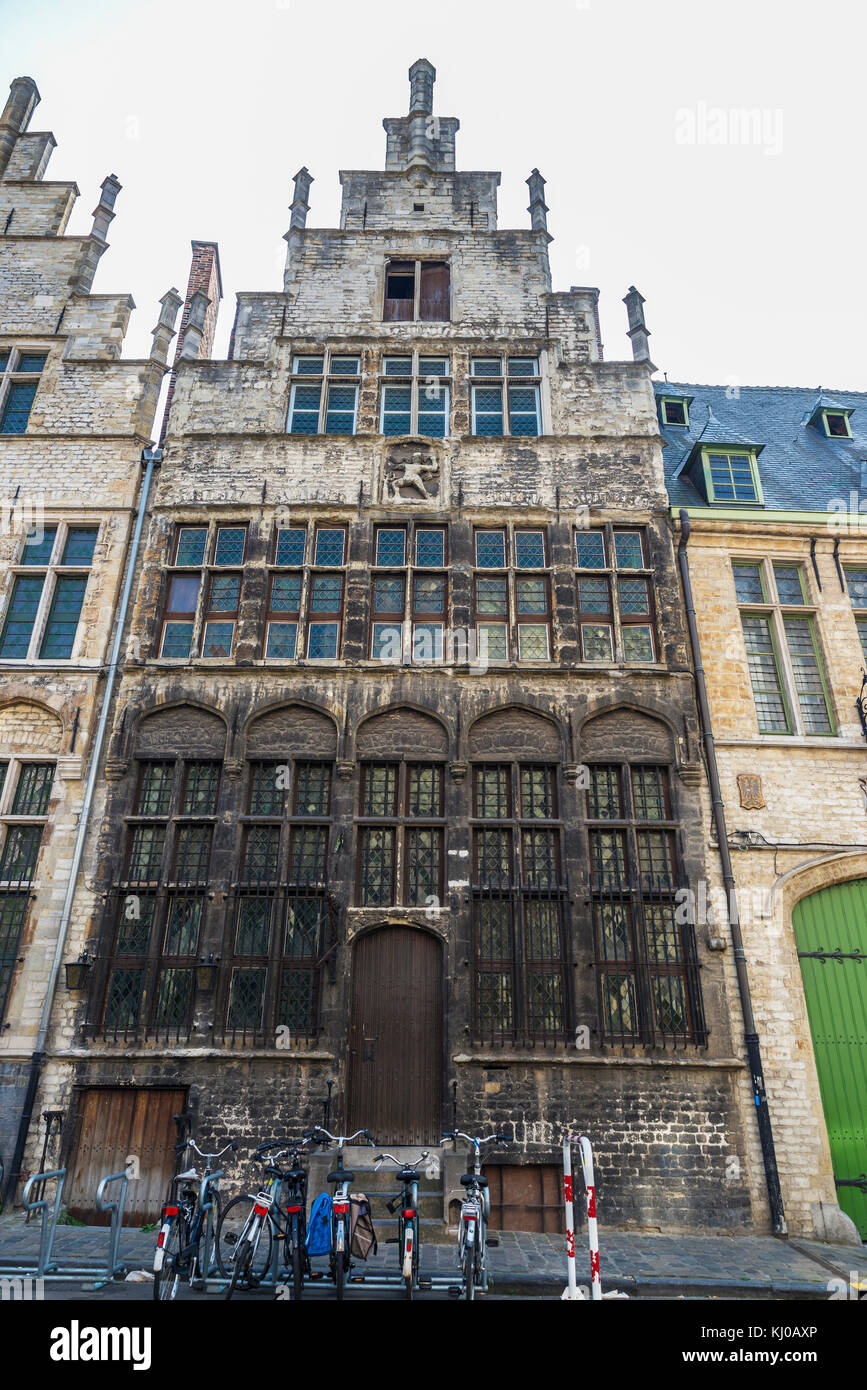 Facciata di un palazzo storico con le biciclette parcheggiate medievale della città di Gand, Belgio Foto Stock