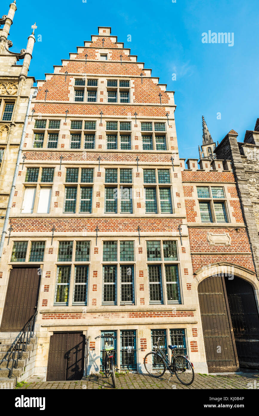 Facciata di un palazzo storico con le biciclette parcheggiate medievale della città di Gand, Belgio Foto Stock