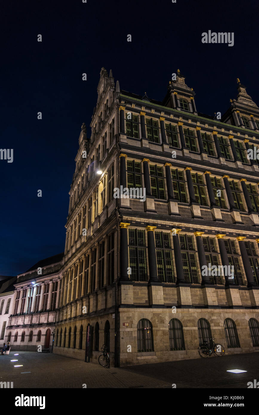 La facciata rinascimentale del municipio della città medievale di Gand di notte in Belgio Foto Stock