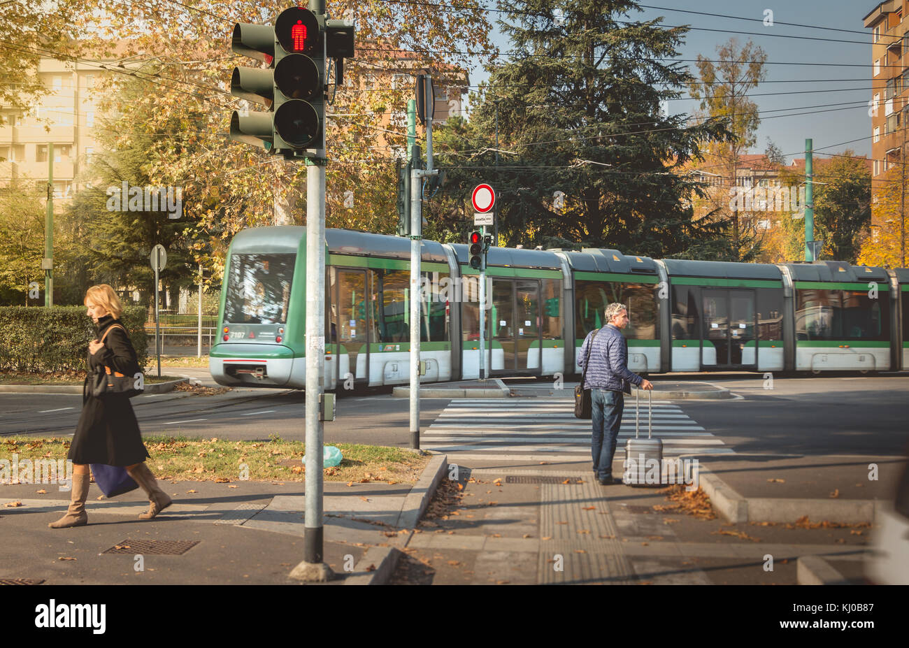 Milano, Italia - 03 novembre 2017 : tram dall'azienda azienda di trasporti milanesi che circolano nella città la rete fu inaugurata nel 1881 Foto Stock