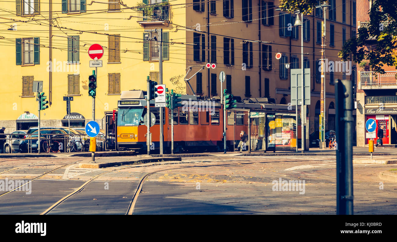 MILANO, ITALIA - 3 novembre 2017: Vecchia linea tranviaria 12 dell'azienda trasporti Milanesi in circolazione in città. La rete è stata inaugurata in Foto Stock