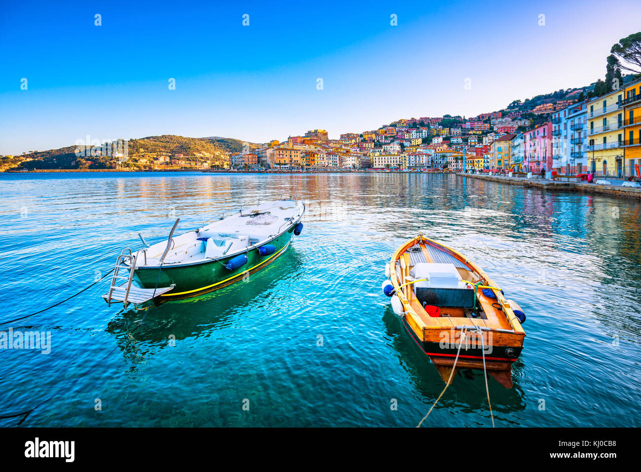 Legno vecchio piccole barche nel porto santo stefano lungomare, italiano destinazione di viaggio. monte argentario, Toscana, Italia. Foto Stock