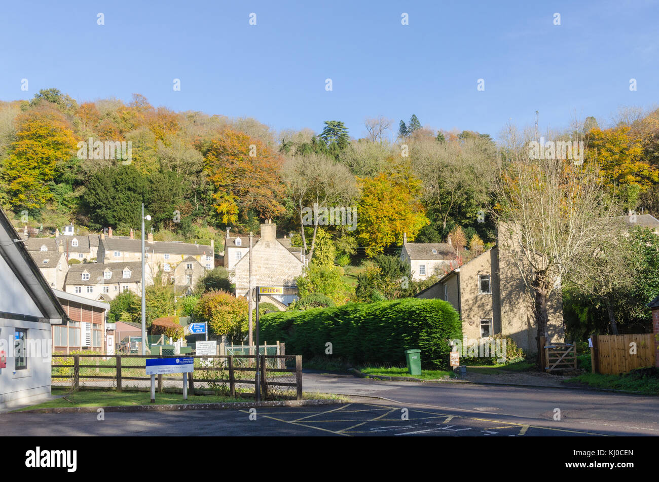 Vista lungo Stroud Road in Nailsworth con colore di autunno alberi in background Foto Stock
