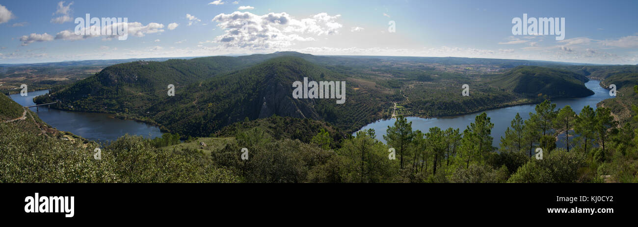 Vista panoramica di portas de rodao come visto castle wamba viewpoint. Vila Velha de rodao, Portogallo Foto Stock